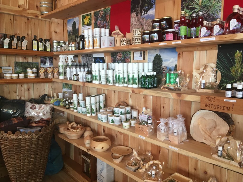 Schauraum mit Zirbenöl und Zirbenprodukten
