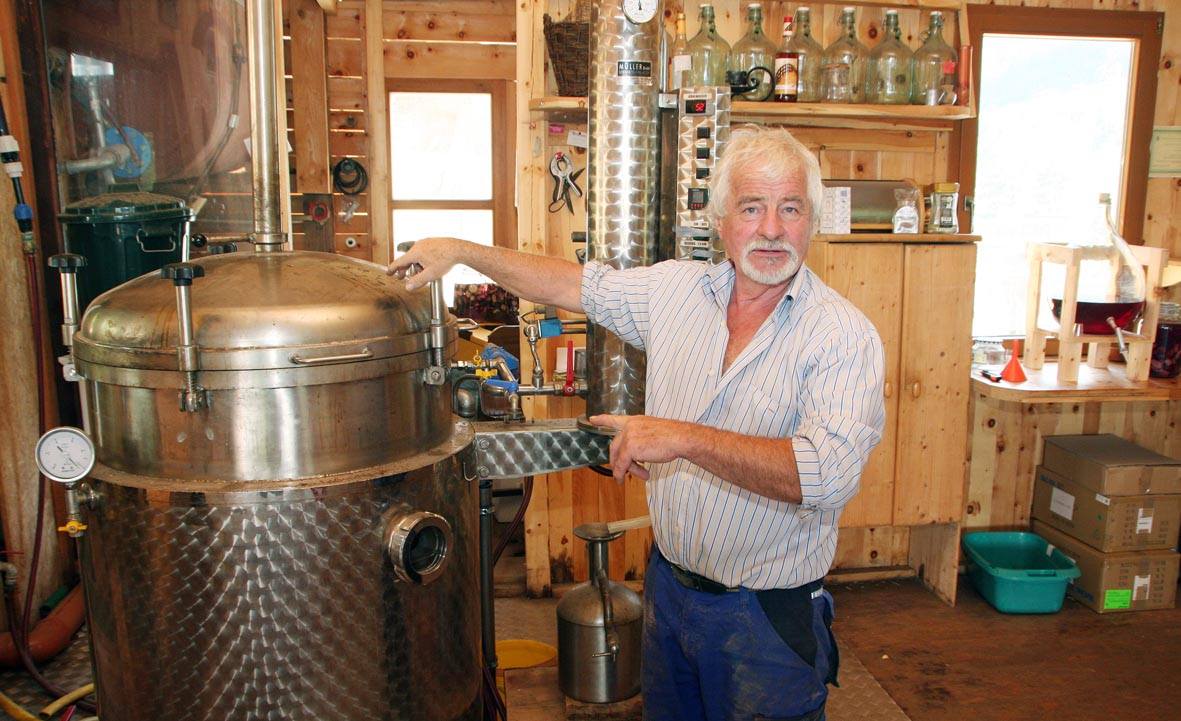 Sepp Reinstadler erklärt die Zirbenölgewinnung an der Destille